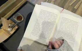 Buku Fisik Bangkit Lagi: Fenomena 'Slow Reading' 2026, Saat Generasi Muda Kembali Membaca Buku Cetak untuk Melawan Digital Fatigue