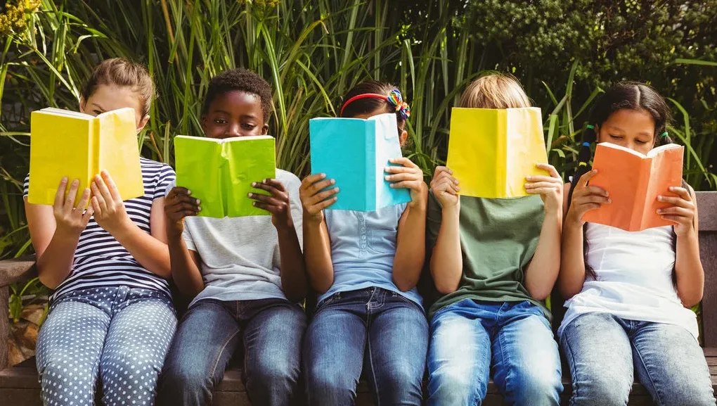 Mengenal Silent Reading Clubs: Tren Membaca Tanpa Gadget yang Jadi Tempat Healing Baru Anak Muda