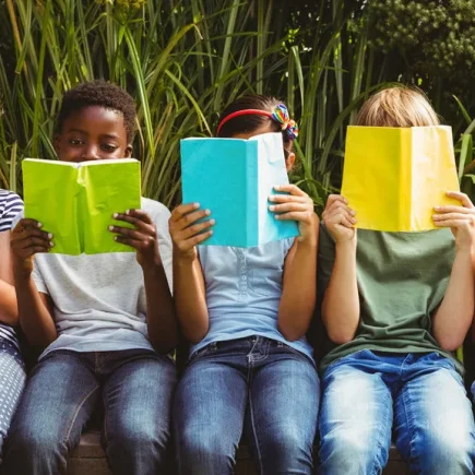 Mengenal Silent Reading Clubs: Tren Membaca Tanpa Gadget yang Jadi Tempat Healing Baru Anak Muda