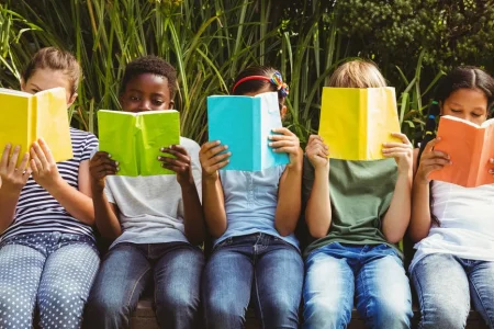 Mengenal Silent Reading Clubs: Tren Membaca Tanpa Gadget yang Jadi Tempat Healing Baru Anak Muda